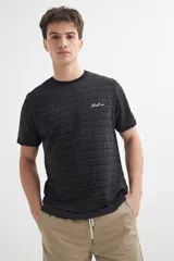 Remera de manga corta color crudo con textura de rayas horizontales y bordado en el pecho.