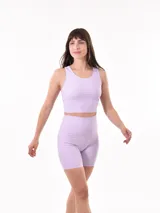 Top deportivo lila de lycra, corte cropped y espalda deportiva.