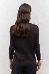 Sweater de punto marrón con escote en V y mangas largas.