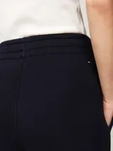 Pantalón de jogging azul marino, de corte cónico, con cintura elástica y logo bordado en la cadera.
