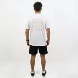 Remera de corte clásico, color blanco, fabricada en jersey 100% algodón, con estampado en la parte posterior.