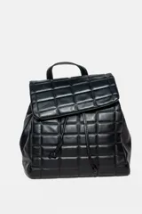 Mochila negra de cuero sintético con diseño acolchado en forma de cuadrados. Tiene asa de mano en la parte superior, solapa con cierre de cordón ajustable y tirantes ajustables para los hombros.
