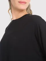 Remera negra oversize de tela fresca y cómoda, con logo pequeño estampado en el pecho.