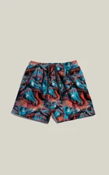 Short de baño de microfibra de secado rápido, con estampado de cabezas de caballo en tonos azules y naranjas. Posee cordón ajustable en la cintura con inscripción repetida y un bolsillo trasero.