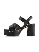 Sandalias negras de plataforma con taco ancho y tiras cruzadas sobre el empeine. Ajuste con hebilla al tobillo y detalle de tachas plateadas en la plataforma.