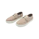 Zapato n
áutico color beige con cordones y suela blanca.