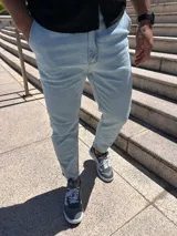 Pantalón de jean slouchy color celeste, de tiro alto, corte holgado y tobillos ajustados.