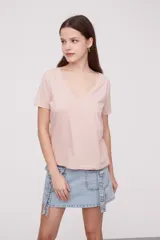 Remera de algodón color rosado, de corte holgado y escote en V.