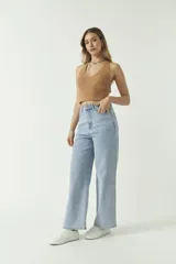 Top tejido color marrón, con escote en "V" y espalda cruzada.