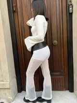 Pantalón de red blanco de corte acampanado.
