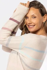 Buzo de tejido fino color blanco con rayas horizontales de colores pastel, confeccionado en algodón.