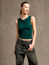 Musculosa verde esmeralda con cuello redondo y frunces laterales.