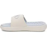 Sandalia Under Armour Ignite Pro 8 para mujer, color blanco con detalles en celeste. Presenta una tira ajustable con logo de la marca y plantilla de espuma viscoelástica.