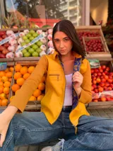 Campera amarilla con mangas marrones, tejida en algodón con detalles de cuero.