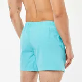 Short de baño celeste con textura de panal de abeja y cordón ajustable blanco.