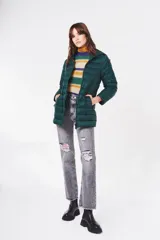 Campera puffer larga color verde esmeralda con capucha.