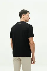 Remera negra de manga corta con bolsillo frontal y logo estampado.