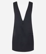 Vestido corto negro de poliéster, con breteles anchos, escote V delantero y trasero y bolsillos grandes.