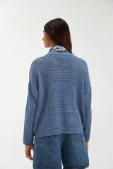 Sweater azul de tejido de punto con cuello en V.