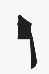 Top negro asimétrico con un solo tirante ancho, drapeado lateral y lazada en el mismo tejido.