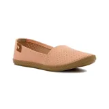 Zapatilla casual Moleca de dama, color salmón, con capellada calada y suela marrón.