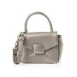 Cartera bandolera color peltre, con diseño acolchado en símil cuero y costuras a tono. Tiene acceso con solapa, correa regulable y asa fija. Cuenta con un bolsillo interno con cierre y un bolsillo externo abierto.