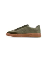 Zapatillas urbanas blancas con detalles en gamuza gris y suela de goma marrón.