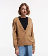 Cardigan corto de punto color marrón claro, con cuello en V, manga larga y cierre frontal con botones.