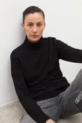 Polera de manga larga color negro, con cuello tortuga.