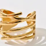 Anillo dorado con diseño entrelazado y acabado brillante, ideal para complementar cualquier look.