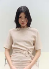 Mono color beige de viscosa y poliamida, con cuello redondo, manga corta, cinturón con hebilla y cierre de botón en la parte posterior.