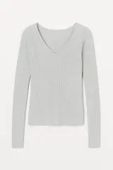 Sweater de punto color borgoña, de mangas largas y escote corazón.