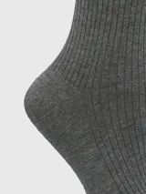 Calcetines altos color negro, confeccionados en bambú y spandex, ideales para usar con botas.