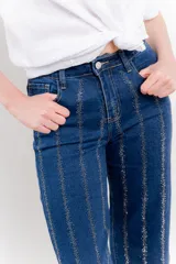 Pantalón de jean azul con corte recto y apliques de strass en líneas verticales.