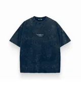 Remera negra con efecto lavado, corte holgado y estampado de graffiti en la espalda.