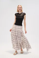 Remera blanca de poliéster calado, de manga corta, corte ajustado y cuello redondo.