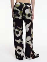 Pantalón de viscosa con estampado abstracto en tonos azul y beige, corte recto y pretina elástica.