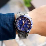 Reloj Casio Edifice EFV540D-2AVUDF para hombre, con caja y pulsera de acero plateado, esfera azul con detalles en color oro rosa, cronógrafo y resistencia al agua de 100 metros.