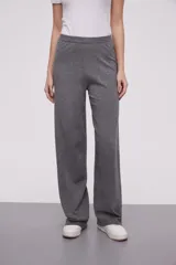 Pantalón gris de viscosa, corte palazzo y cintura elástica.
