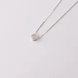 Gargantilla de plata 925 con dije circular de piedra luna.