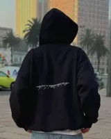 Hoodie negro de felpa con frisa premium, corte boxy y calce amplio. Estampado en serigrafía con la frase "Your way of thinking makes me hot".
