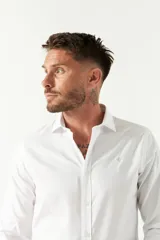 Camisa blanca de hombre, de corte slim, con cuello italiano y logo bordado.