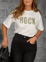 Remera blanca de corte clásico con estampado frontal de la palabra "ROCK" en letras con textura animal print. Confeccionada en algodón suave.
