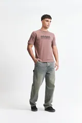 Remera azul marino de algodón con cuello redondo y logo estampado en el pecho.