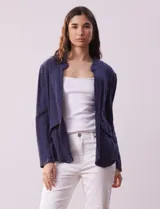 Chaqueta azul de algodón con bolsillos simulados y terminación desflecada.