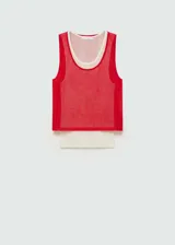 Top rojo de tejido de punto fino, con cuello redondo y tirantes anchos. Diseño recto y sin mangas. Incluye una remera blanca debajo.