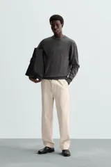 Jersey de hombre regular fit, color negro, tejido en hilatura de lana cashmere. Cuello redondo y manga larga con terminaciones en rib.