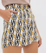 Short de tejido suave con estampado de tucanes en tonos negro, gris y amarillo. Tiene cintura elástica.