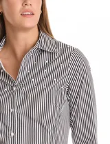 Camisa estampada de Zac & Rachel, con cuello solapa, frente abotonado con detalle de perlas, mangas 3/4 y ruedo curvo.