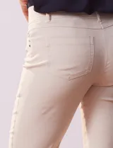 Pantalón de gabardina elastizada color beige, marca Tahari. Corte slim, pretina con pasadores, cierre y broche interno. Delantera y trasera con bolsillos.